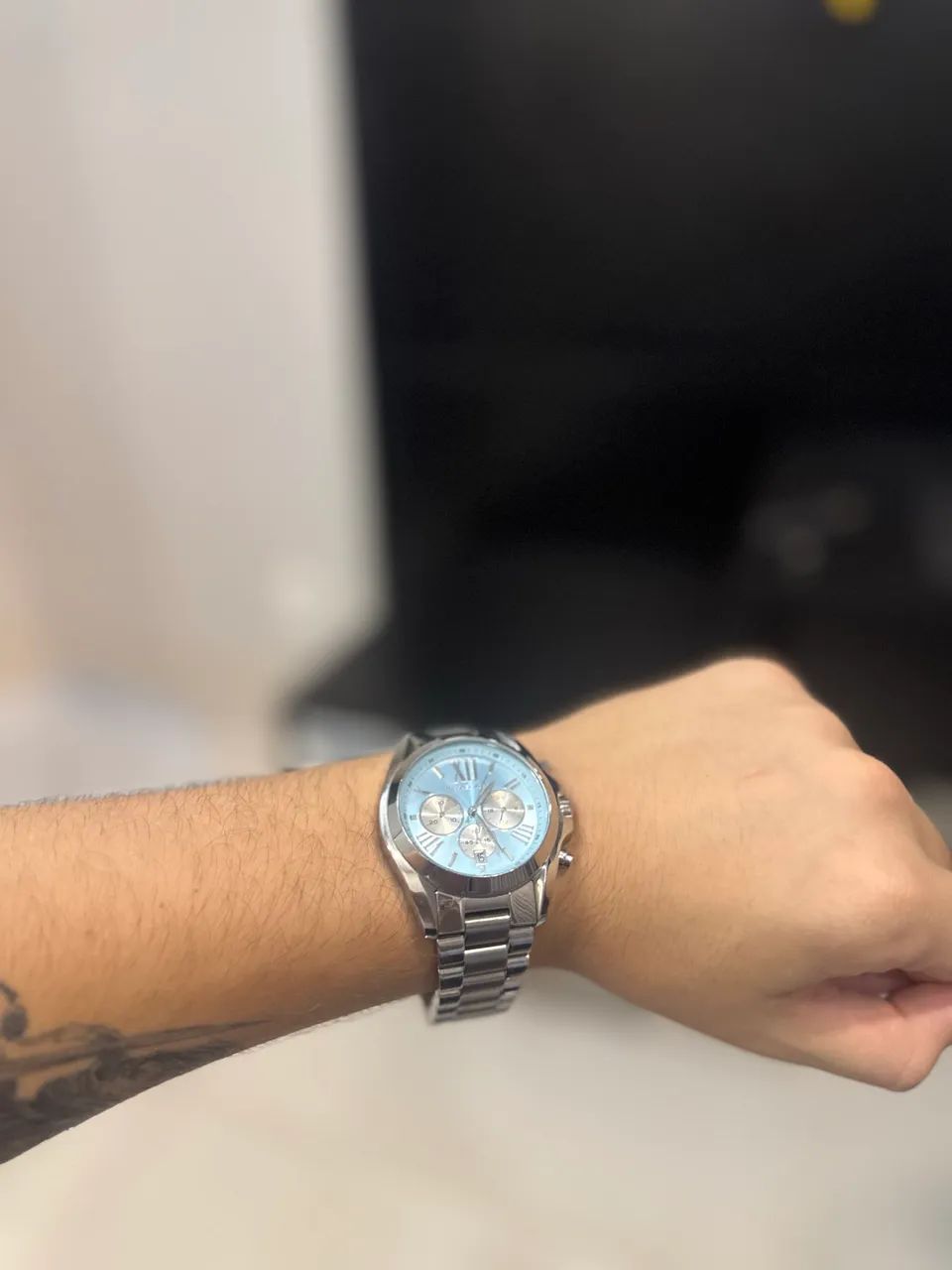 Relógio Michael kors prata com o fundo azul  - Foto 5