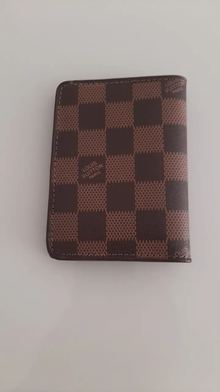 Carteira Louis Vuitton  de couro R$ 100,00