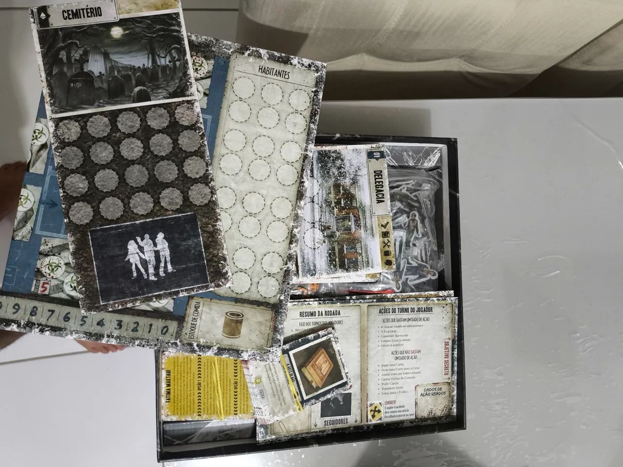 Boardgame Dead of Winter: Noite sem fim - R$450,0 - Foto 4
