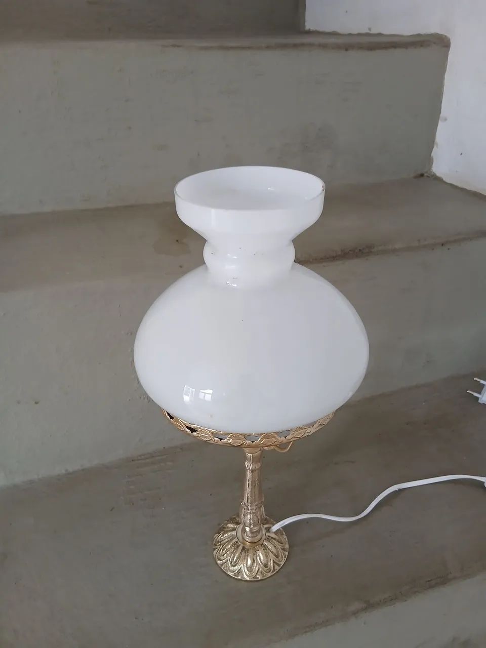 Abajour em bronze e cupula opalina branca - Foto 3