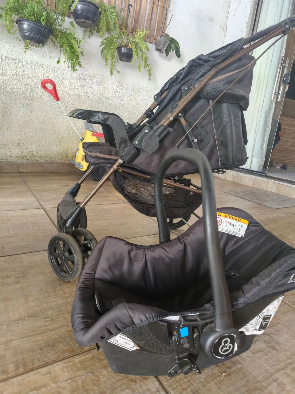 Carrinho de bebê e bebê conforto 