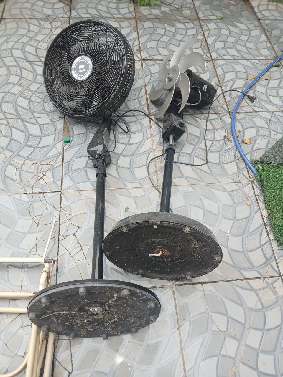 2 ventiladores com danos na carcaça mas funcionando oster e wap