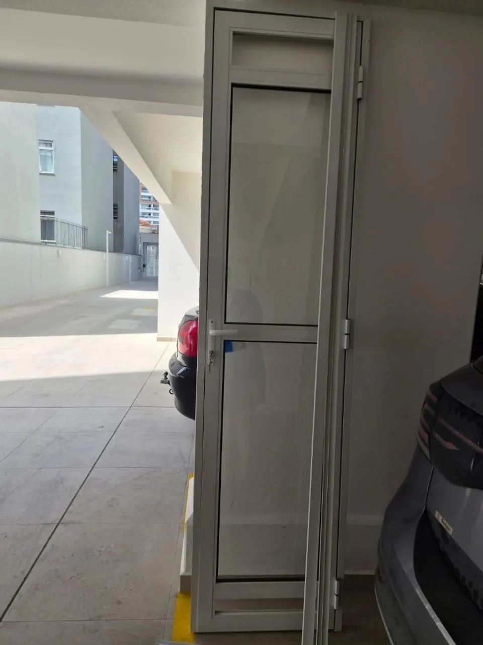 Porta de alumínio branca com vidro