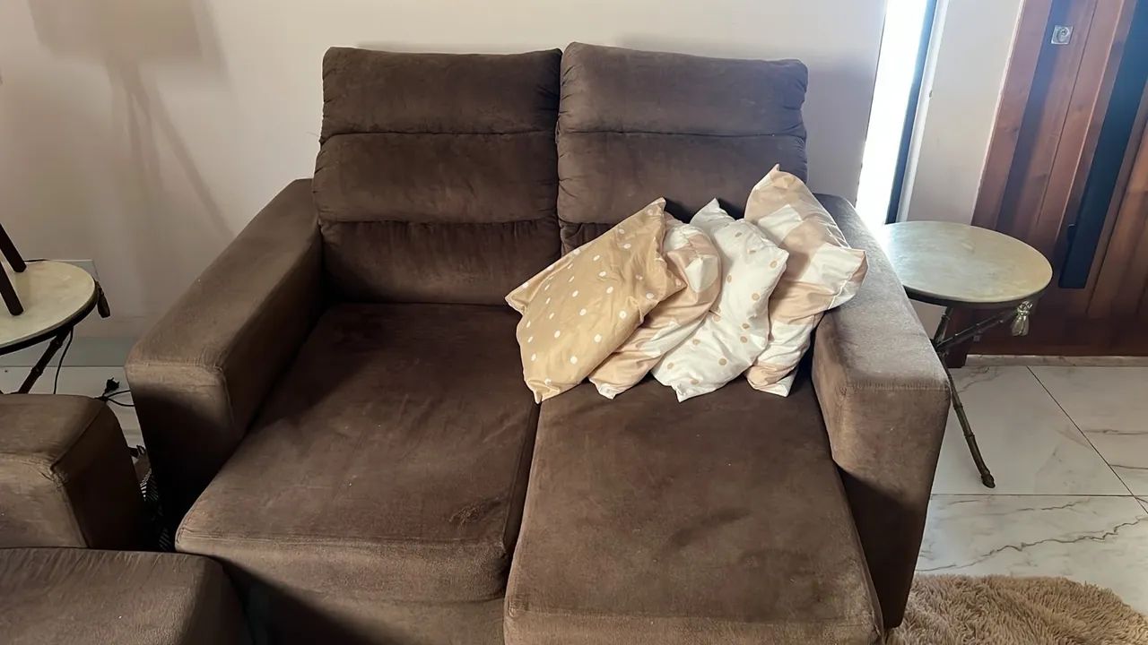 Vendo 2 sofás de 2 e 3 lugares - usado. 