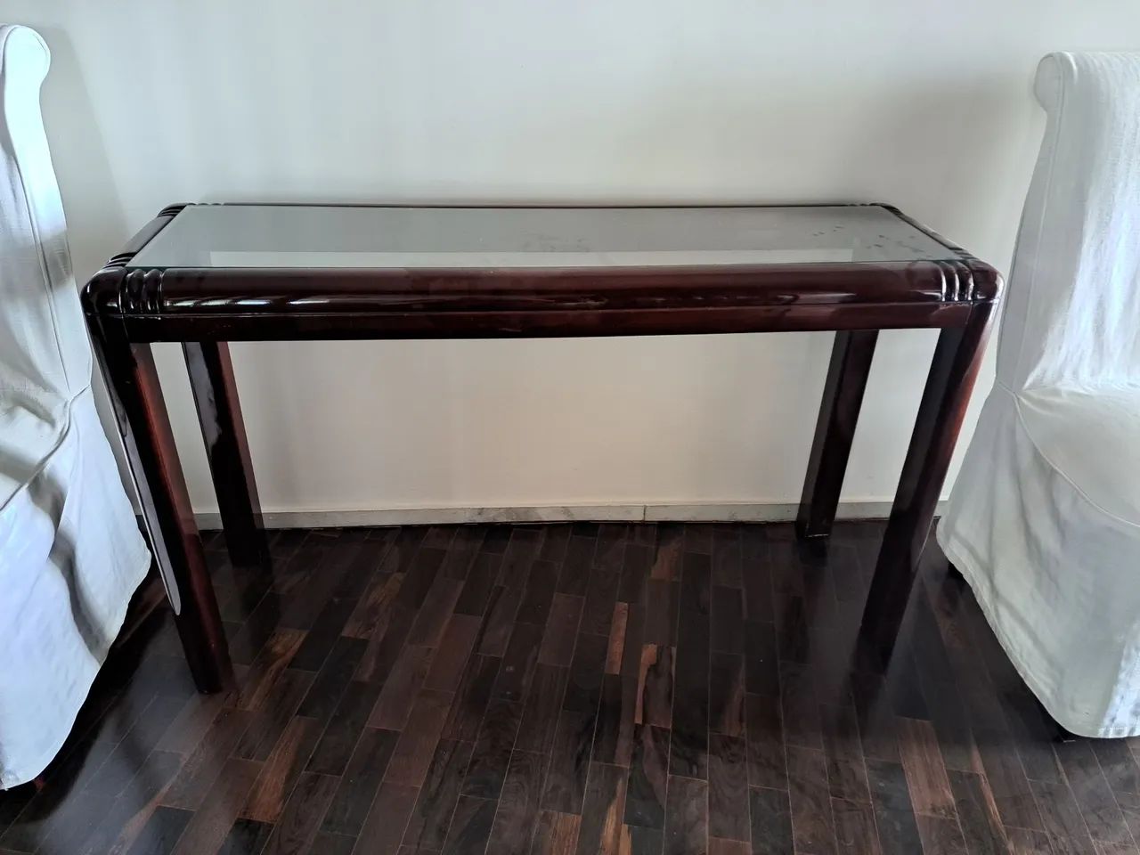 Mesa de madeira com tampo de vidro 