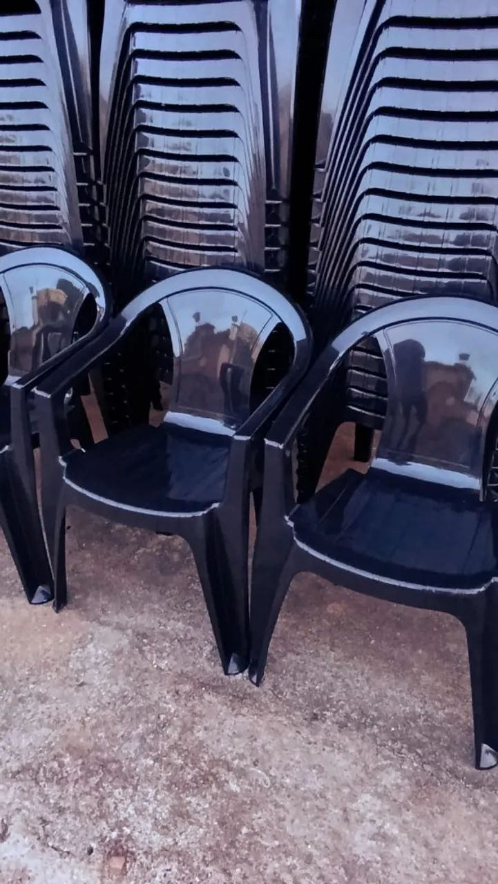 Poltrona de plástico cor preta! Capacidade de peso 154 KG. - Foto 2