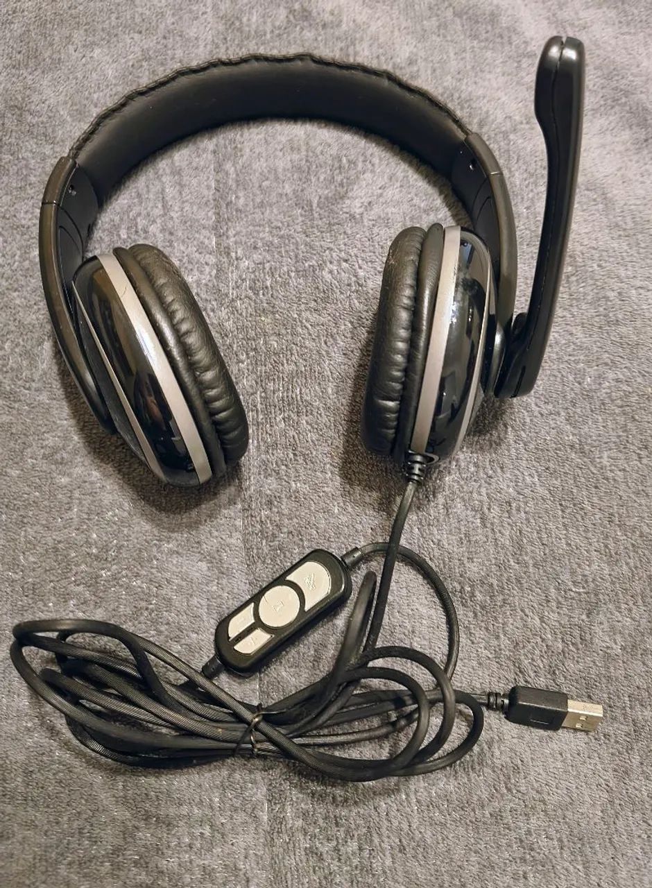 Headset com microfone e controle de volume 