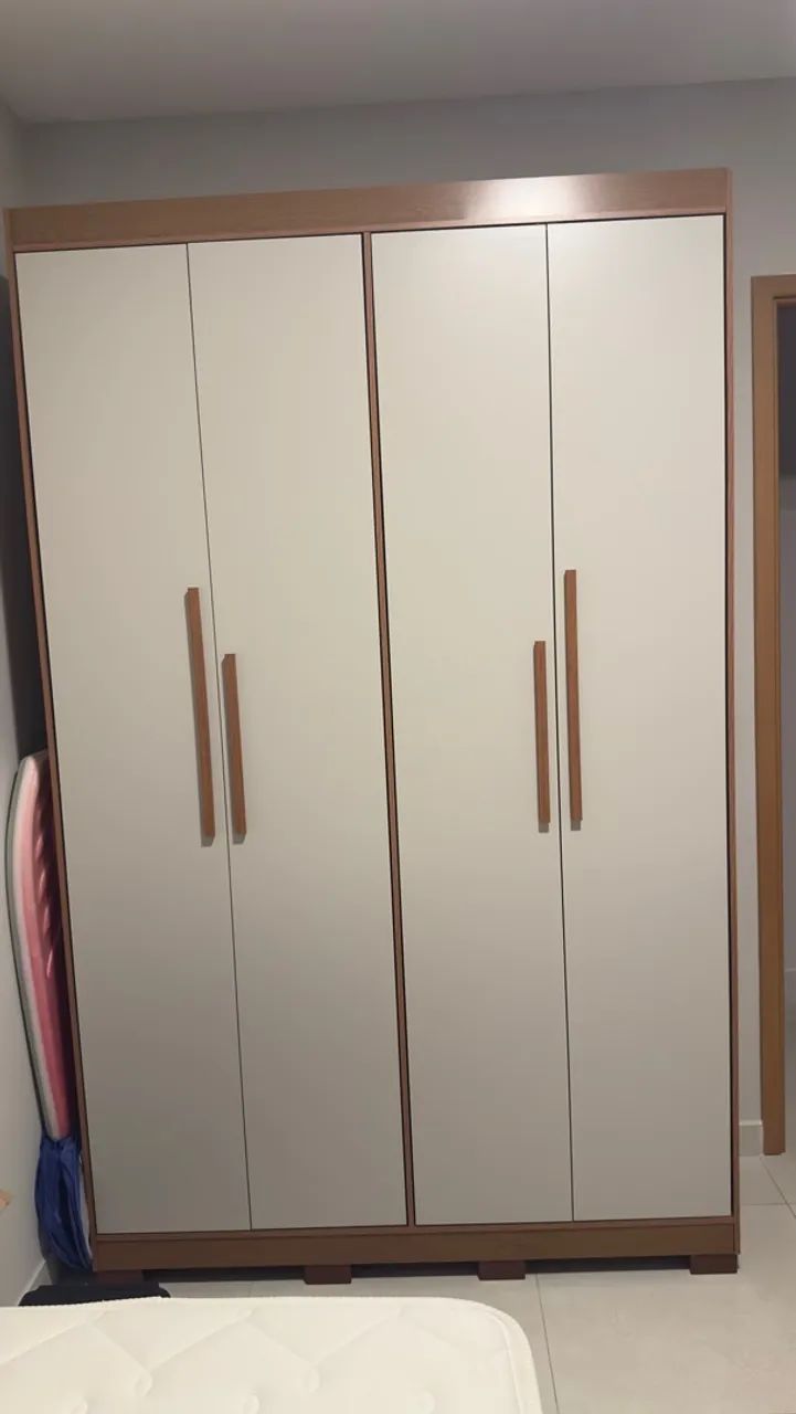 Guarda roupa 4 portas novinho