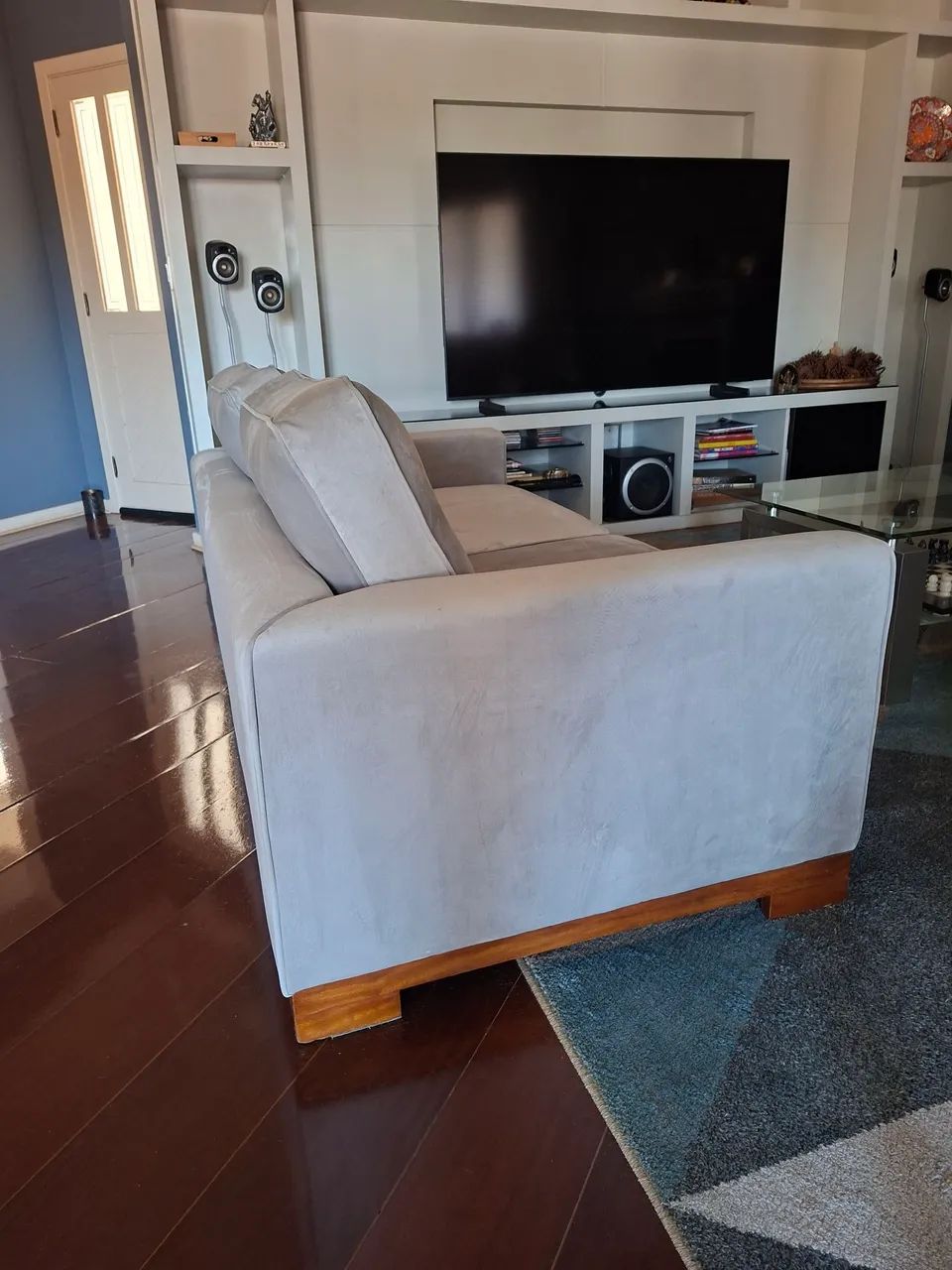 Sofá 2 lugares em suede cinza - Foto 2