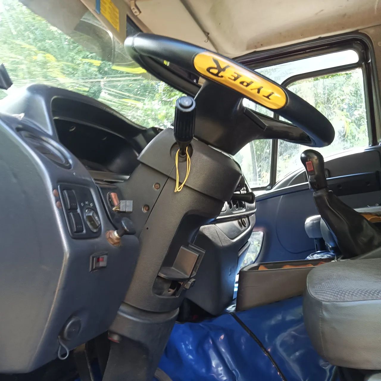 Vendo este lindo caminhão Ford Cargo 2429,ano 2013 Baú com 10m de comprimento , 18 palates - Foto 4