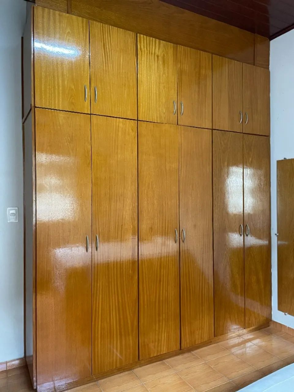 Guarda-Roupa de Madeira