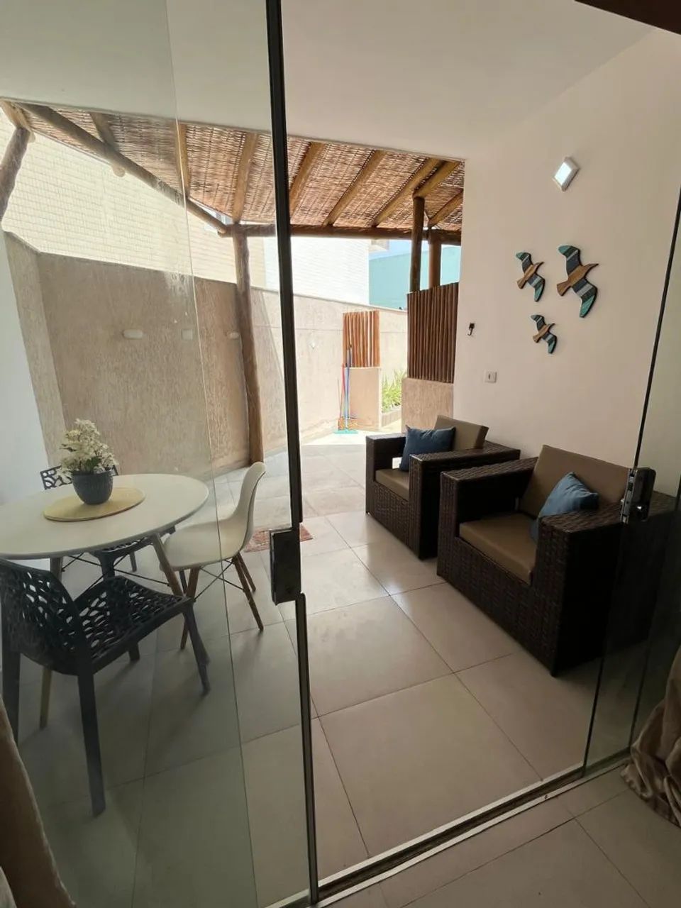 FLAT ENCANTADOR A UM PASSO DA PRAIA - Foto 2