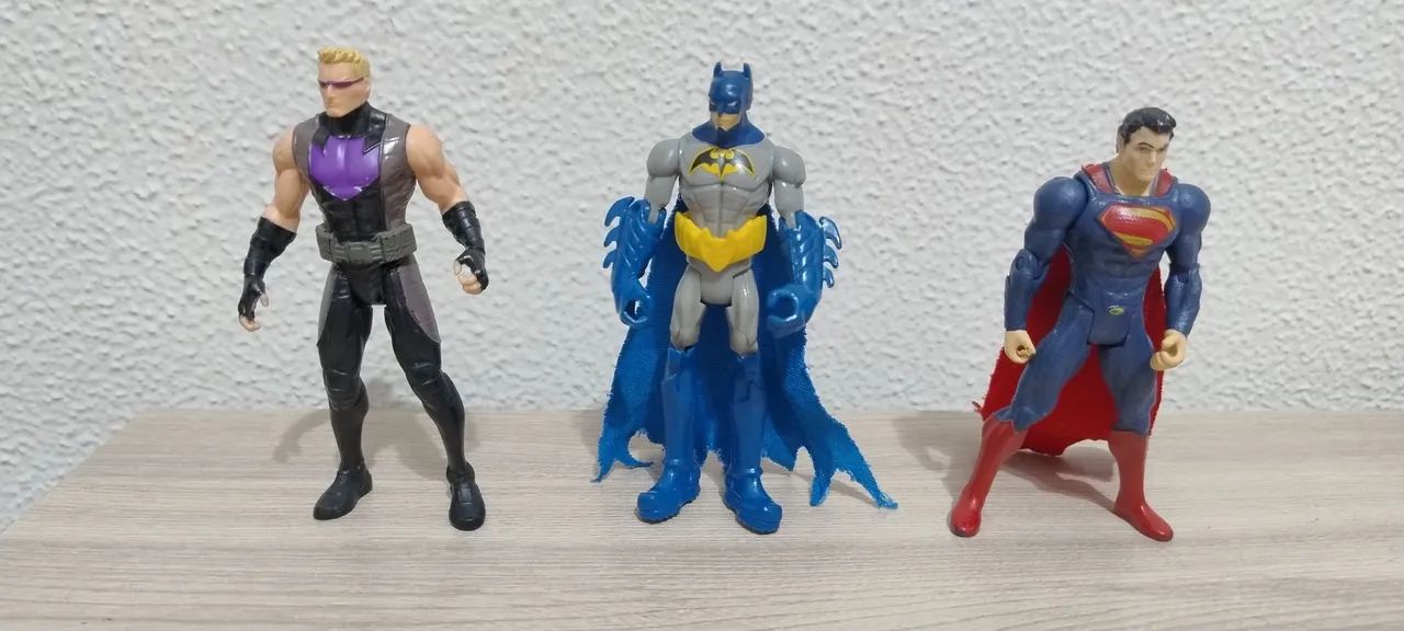 Lote 3 bonecos Hasbro e Mattel, Batman, Superman e Gavião arqueiro