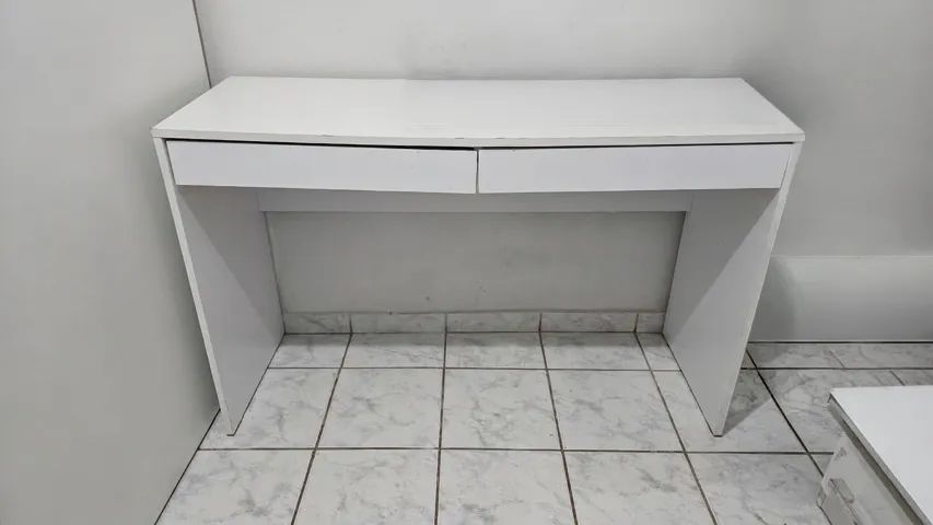 Mesa com gaveta
