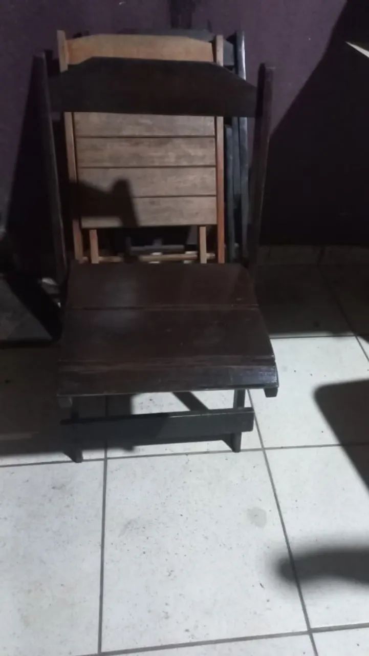 Vende-se mesa com 3 cadeiras 
