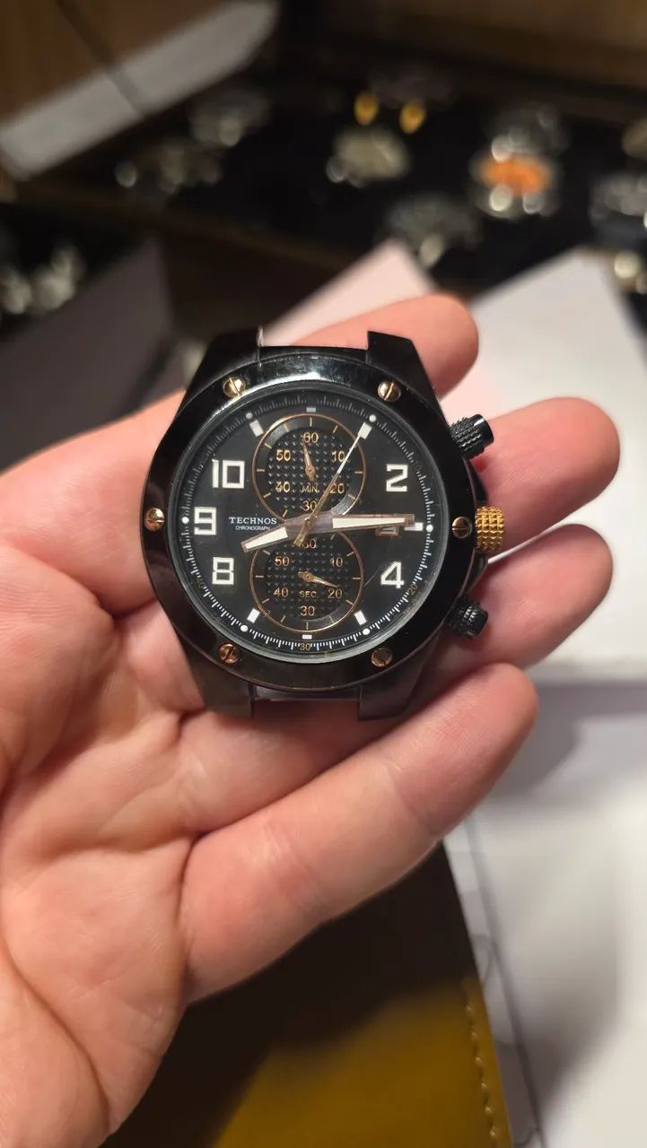 Relógio technos chronograph sem pulseira. Ótimo estado preto com dourado. CLASSUDO