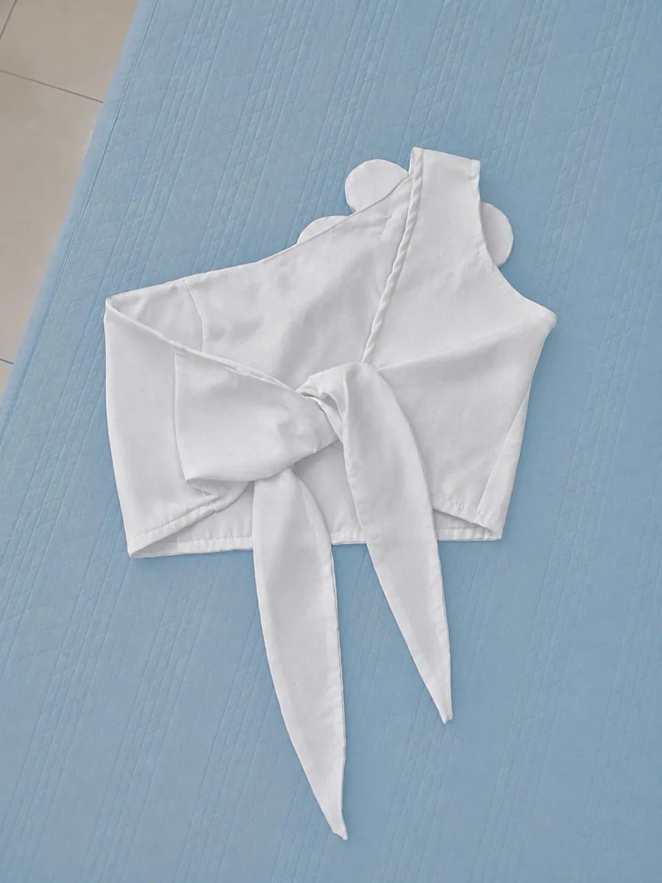 Cropped Branco com Flor 3D - Detalhe Sofisticado - Foto 2