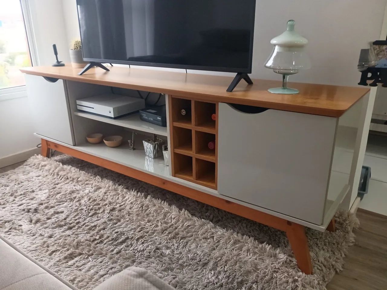 Rack Bancada para TV até 60 polegadas com Adega Retrô 1,80m Prisma Cinamomo / Off White  - Foto 2