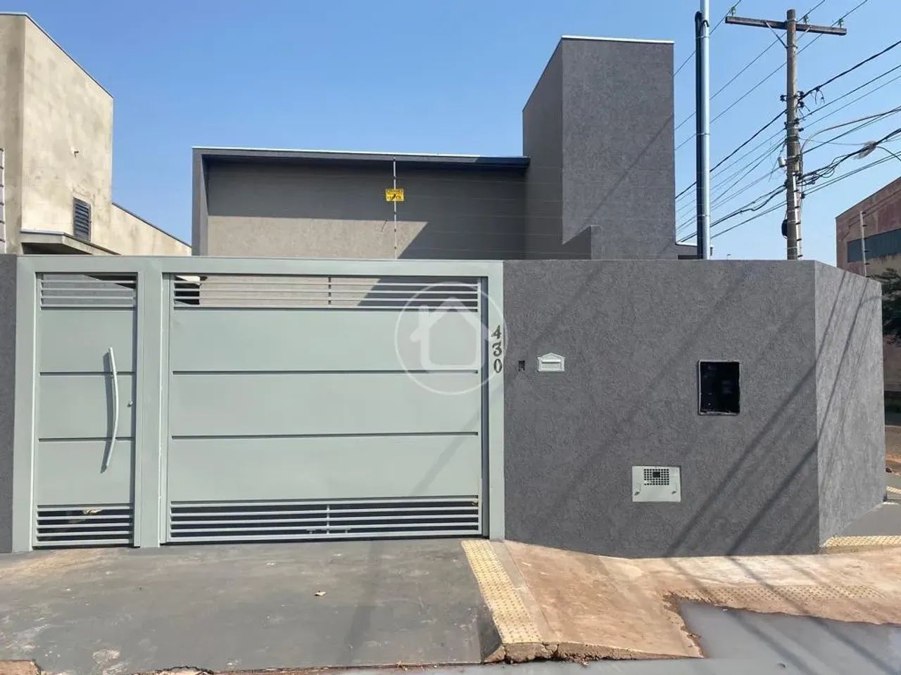 CASA COM 3 QUARTOS NA VILA CARVALHO