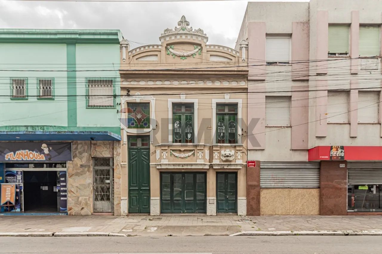 Prédio histórico na Av. Bento Gonçalves, com 274m² e garagem no térreo