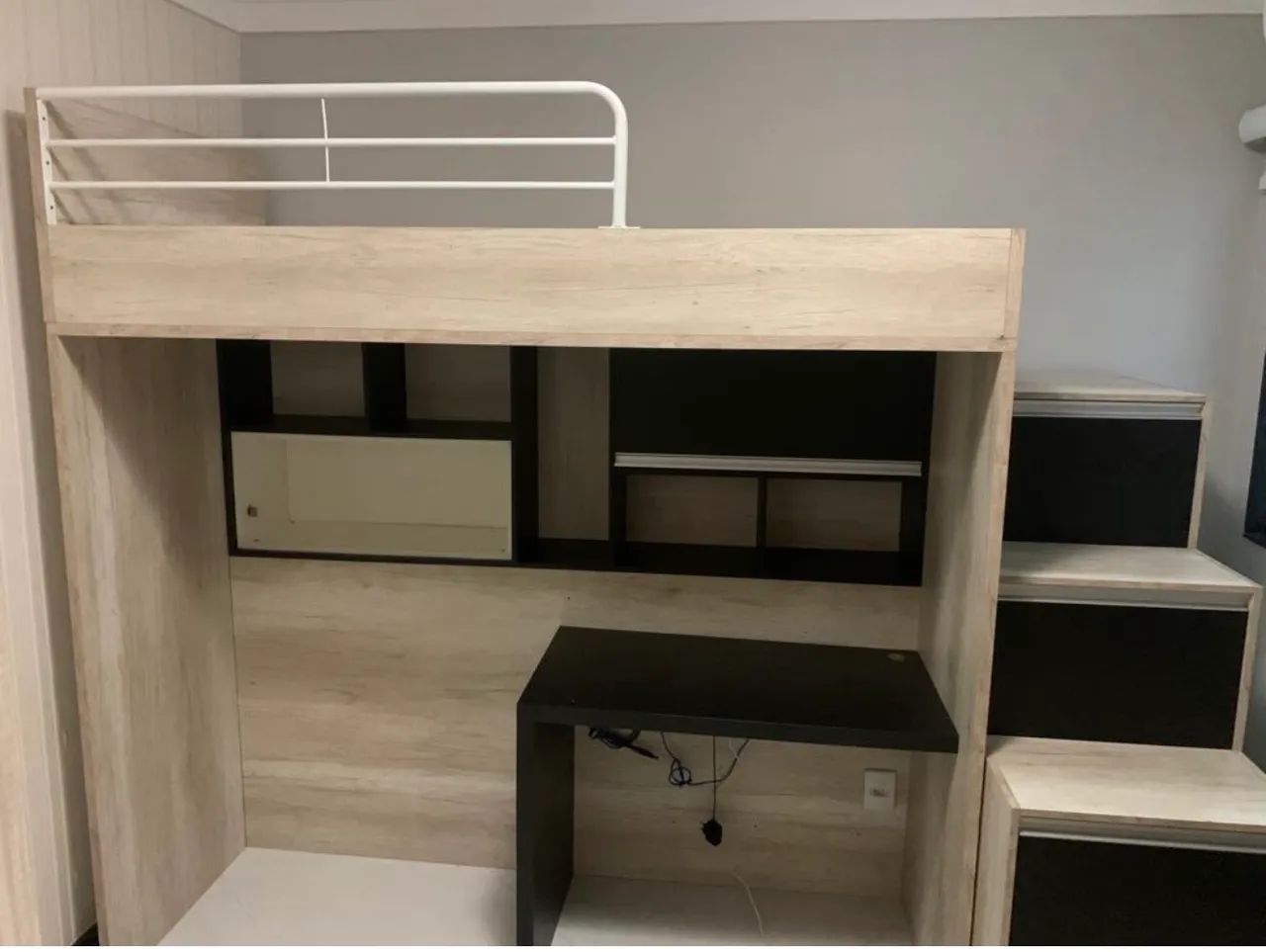 Cama alta com escrivaninha e ninchos 100% MDF