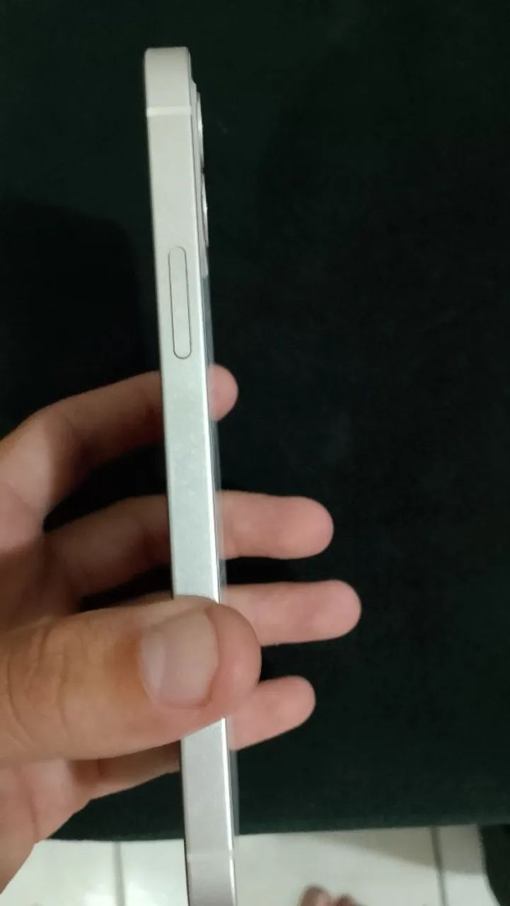 Celular iPhone 12 muito novo mesmo nunca foi aberto passar o dia inteiro carregado muito  - Foto 2