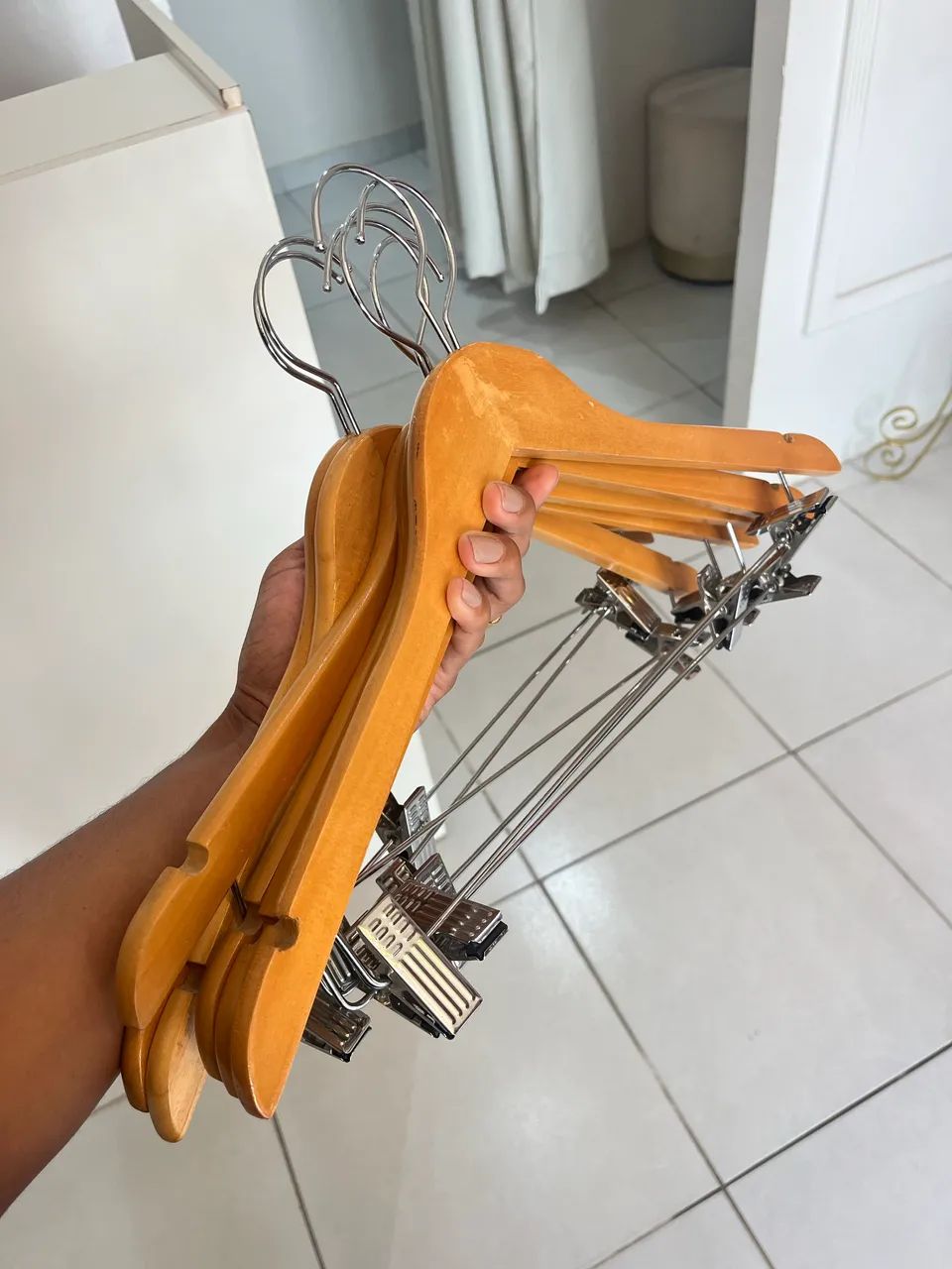 Cabides de madeira com pegador 