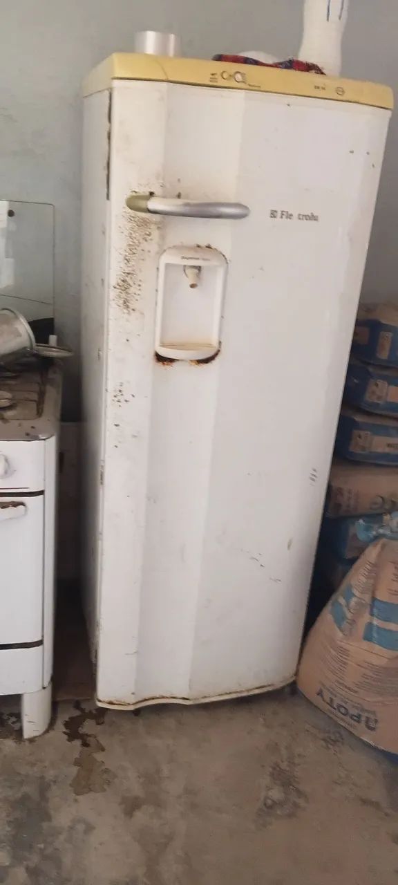 Vendo geladeira com defeito