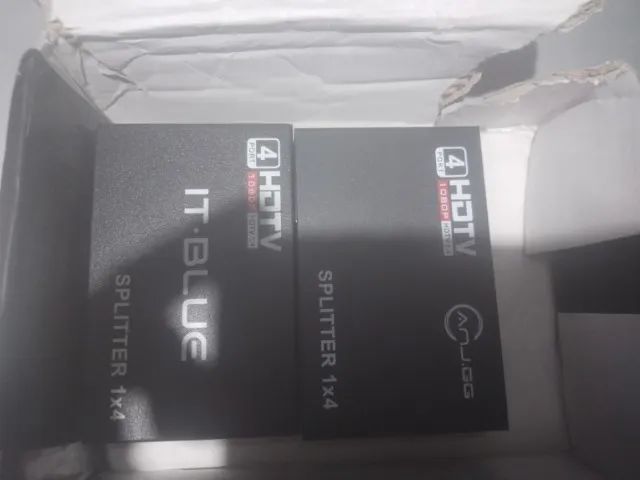 dois distribuidores de sinal HDMI (Splitters 1x4).