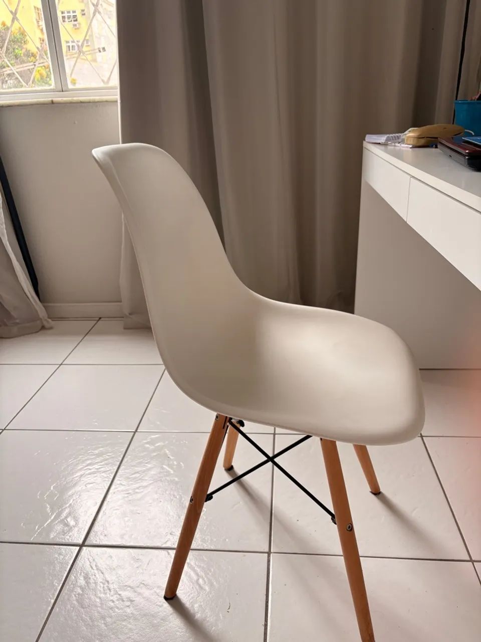 Par Cadeiras Charles Eames Eiffel (branca e amarela) - Foto 4