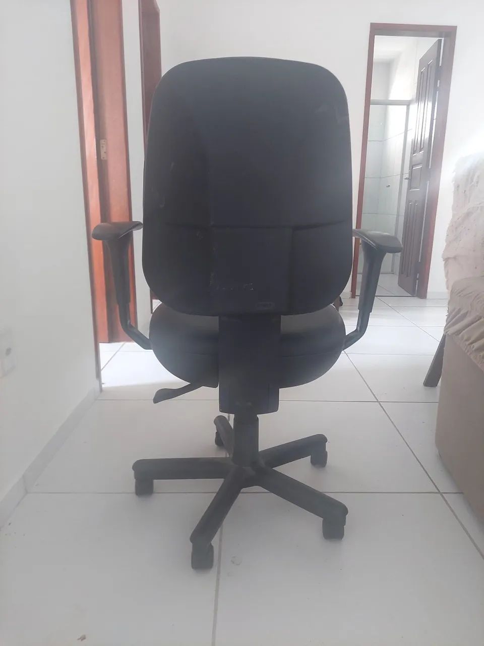 Vendo cadeira de escritório giratória de couro - Foto 2