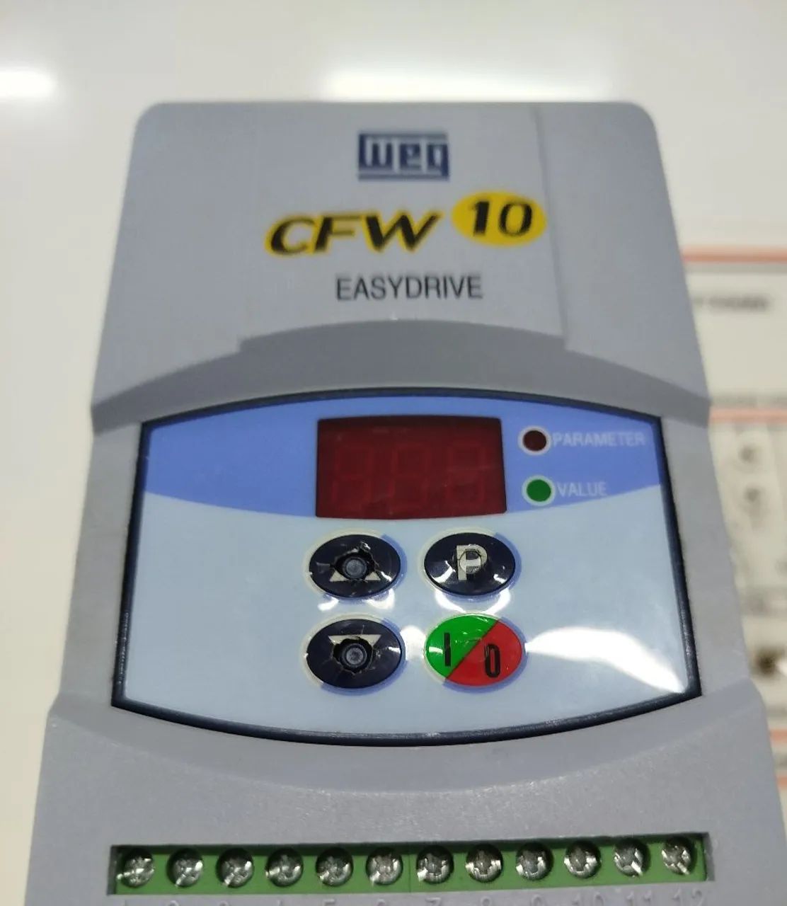 Inversor de frequência WEG modelo CFW 10 