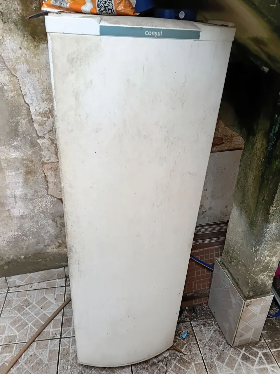 VENDO GELADEIRA COM DEFEITO. - Foto 2