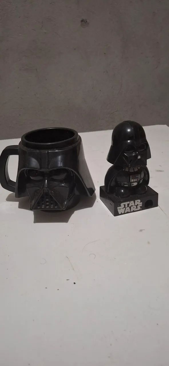 Caneca plástica + boneco darth vader