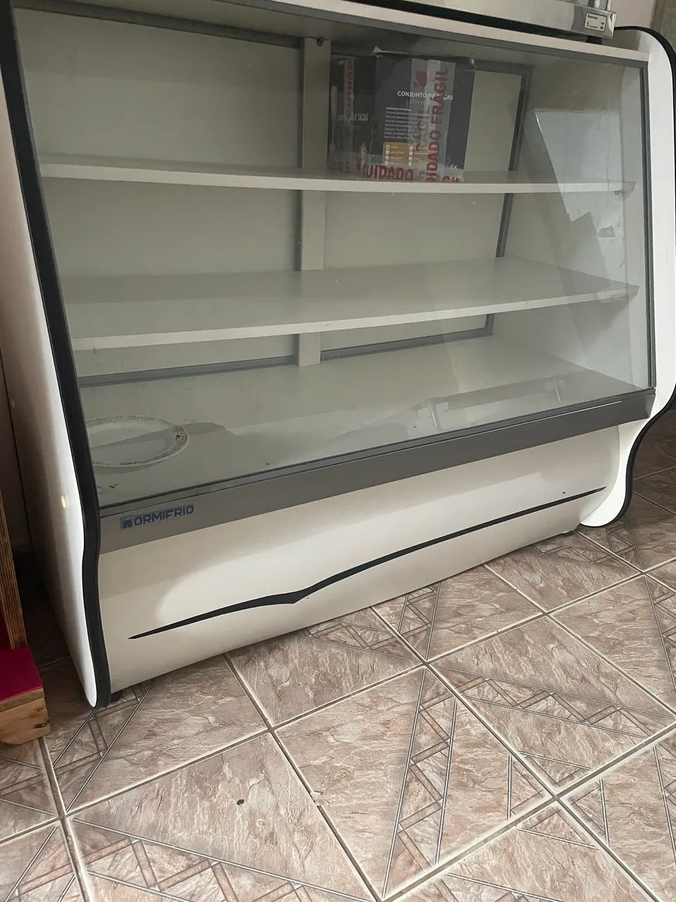 Balcão expositor para bolos e pães 