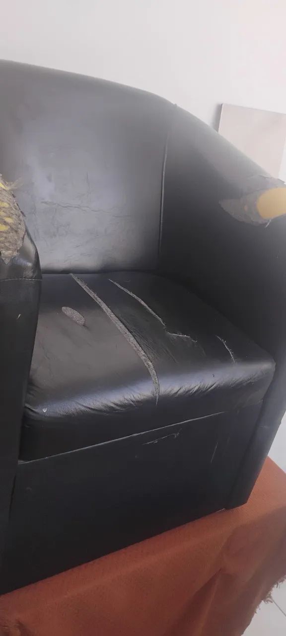 Poltrona de couro preta usada