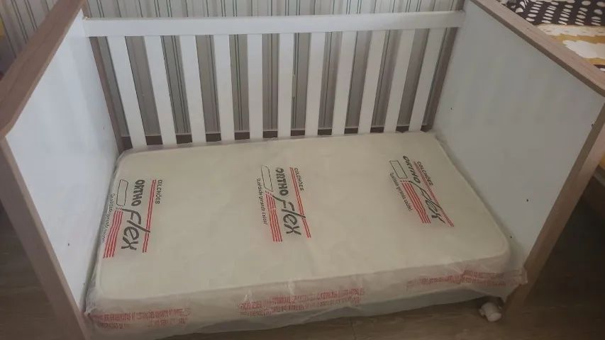 Combo guarda roupa infantil,berço americano com colchão e cadeirinha de automóveis  - Foto 2