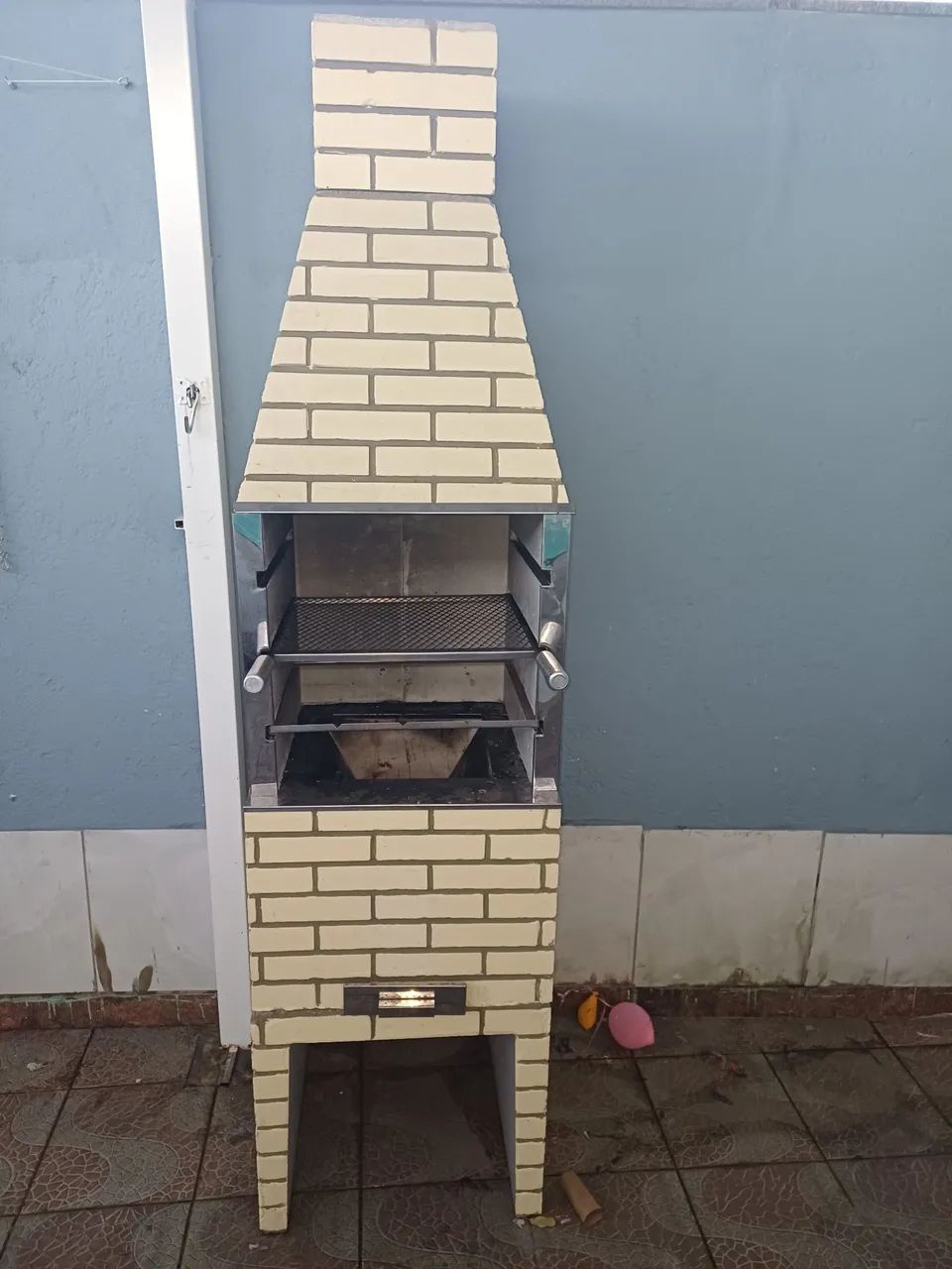 Churrasqueira pré-moldada 60cm. Tijolinho amarelo - c/grelha e acamento de INOX