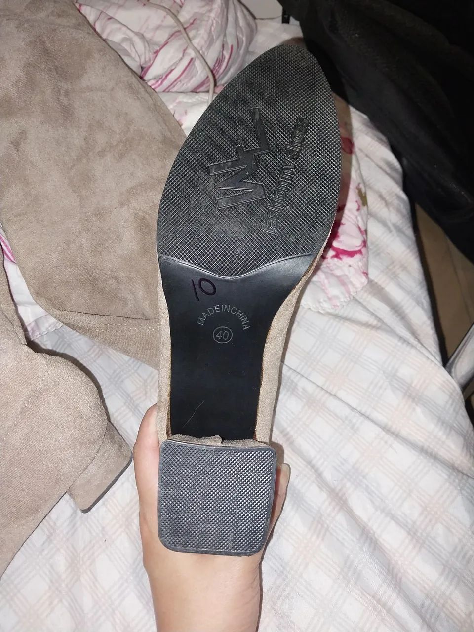 Botas de camurça ou suede com salto bloco e bico fino - Foto 2