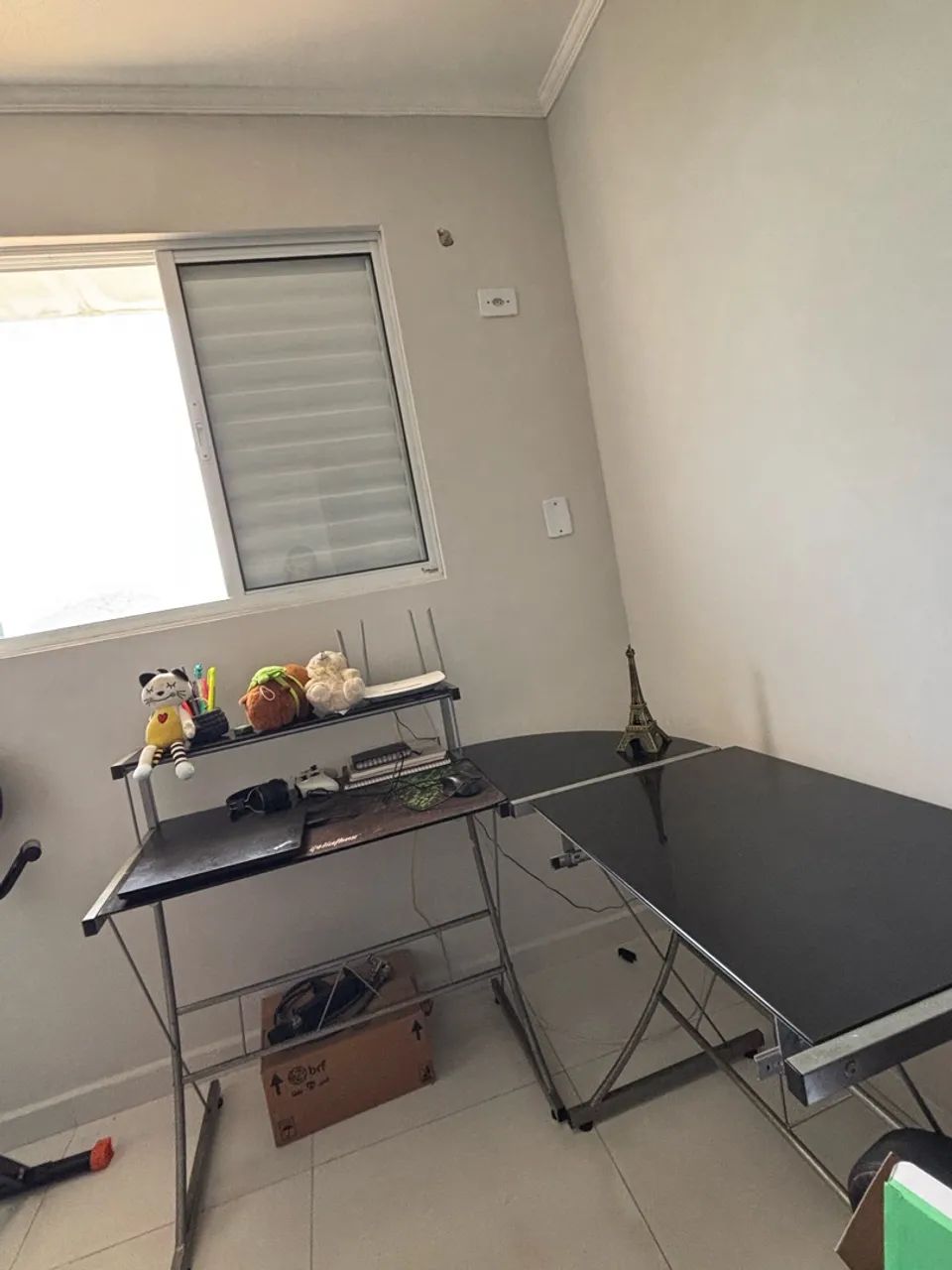 Mesa em formato L de vidro 