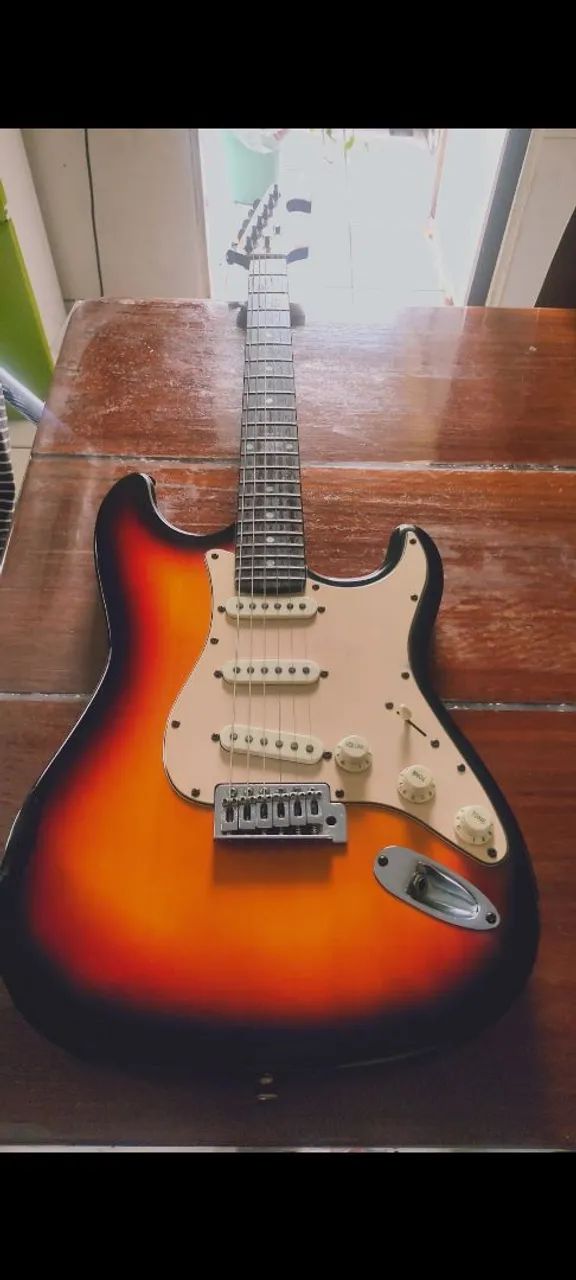 Guitarra stratocaster Memphis sunburst regulada