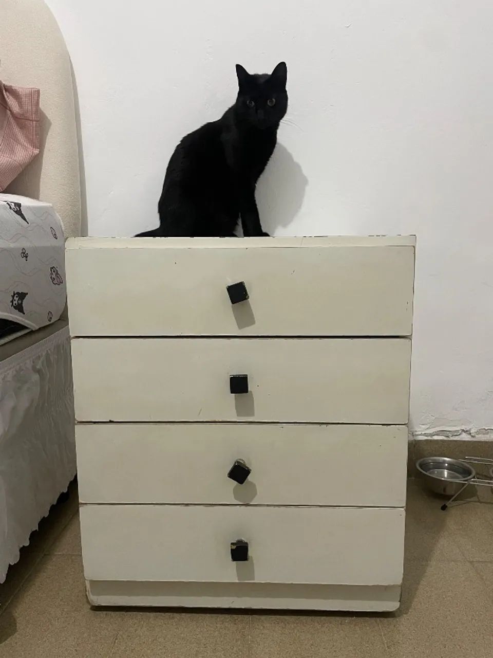 mesa de cabeceira branca grande com 4 gavetas