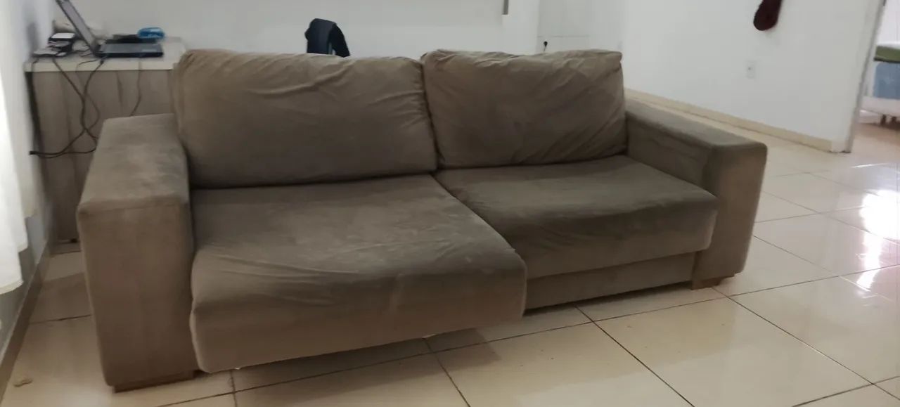 Sofá retrátil, enorme muito aconchegante.