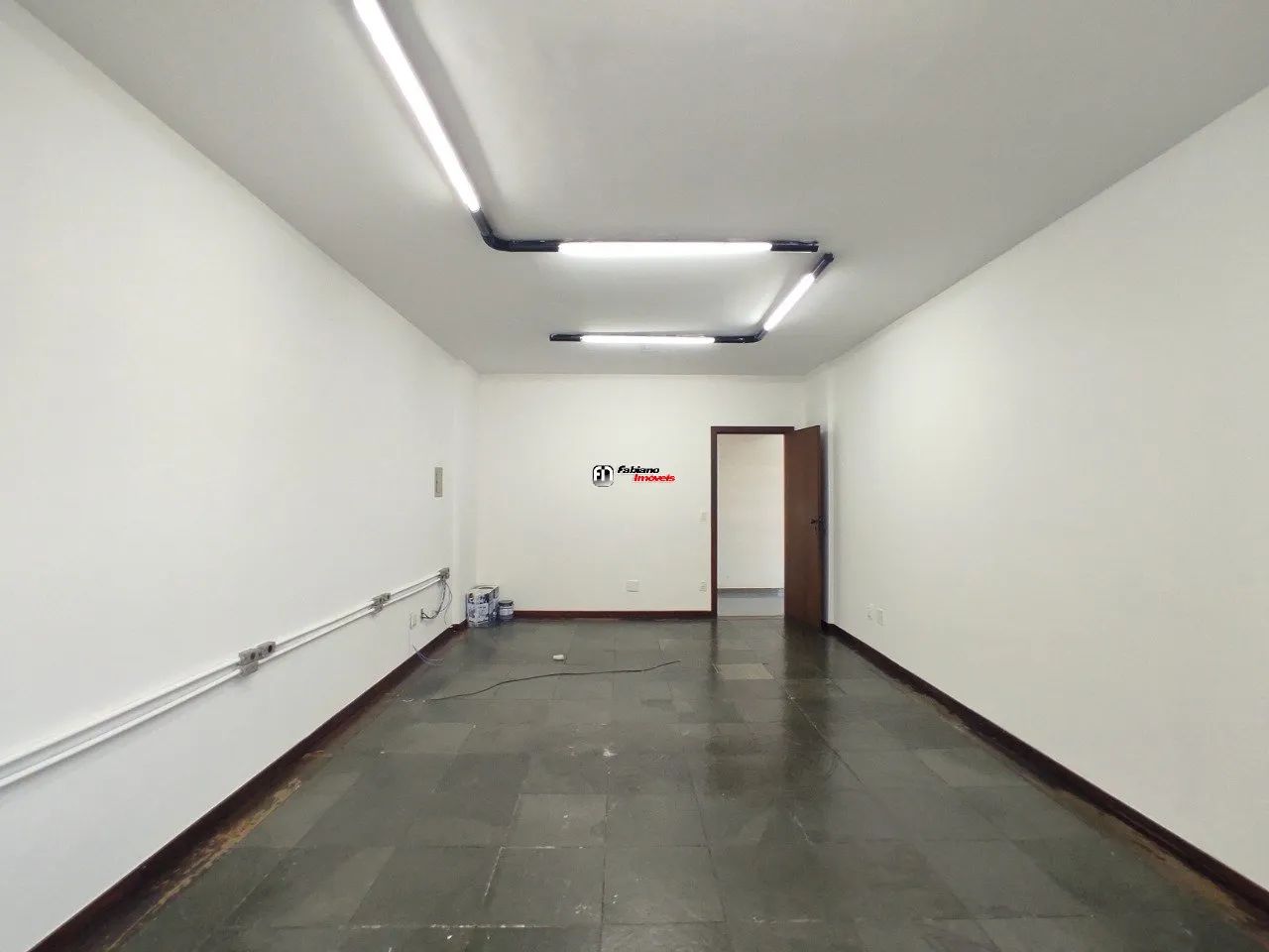 Sala em prédio com portaria e elevador . - Foto 2