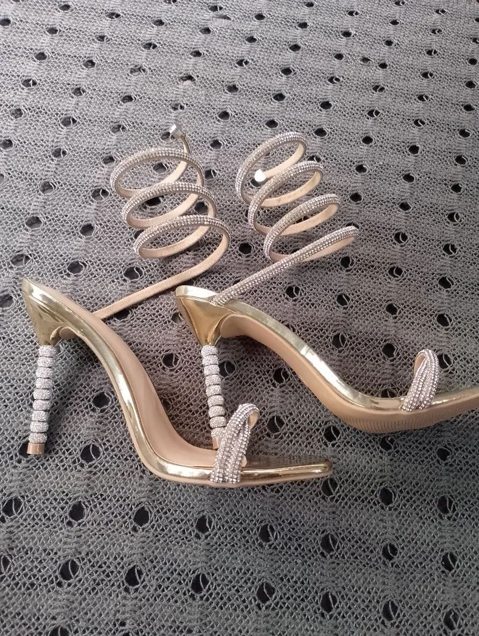 Sandália em aspiral com strass