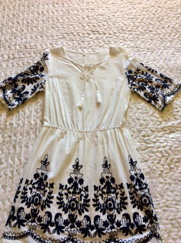 vestido branco com detalhes azul