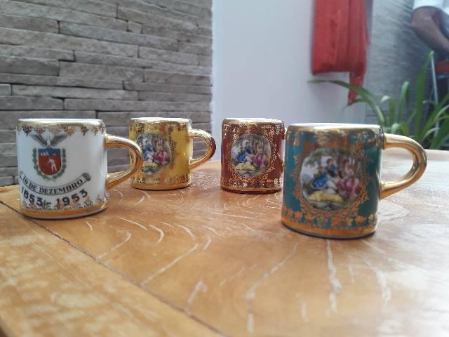 Mini canecas antigas