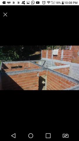 Vendo uma casa em construção
