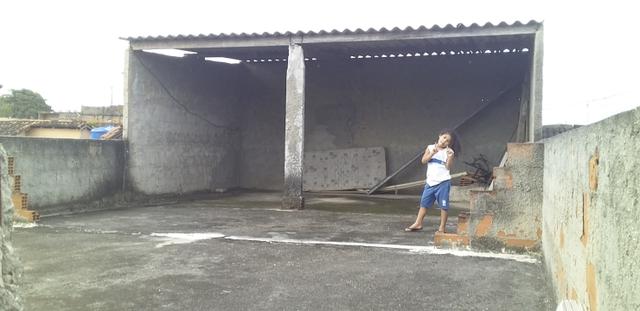 Vendo casa 2 quartos grande + kitinete de laje + terraço - Foto 9