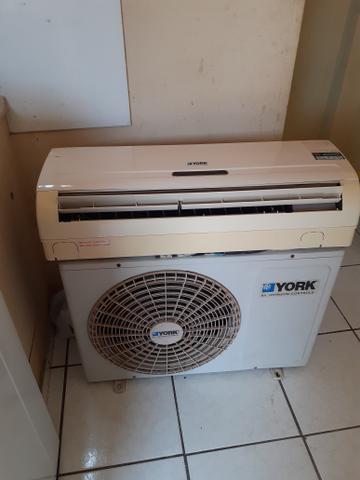 Central de ar 12 mil btus em perfeito estado! gela muito bem 750 reais meu whats - Foto 3